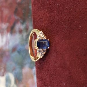 Blue sapphire with 6 diamonds, w 14 karat gold band